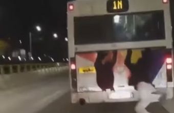Θεσσαλονίκη: Νεαροί κρεμάστηκαν σε εν κινήσει λεωφορείο (video)