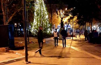 Eπιχείρησαν να κάψουν το χριστουγεννιάτικο δέντρο στην πλατεία Εξαρχείων