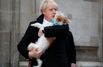 Βρετανία: Ο Τζόνσον ψήφισε με τον σκύλο του - Το τρυφερό στιγμιότυπο τους που έγινε viral  (vid)