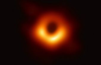 Αστρονόμοι ανακάλυψαν τη μεγαλύτερη κεντρική μαύρη τρύπα που έχει βρεθεί ποτέ
