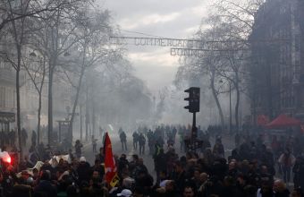 Γαλλία: Δακρυγόνα εναντίον διαδηλωτών κατά την 13η ημέρα απεργίας