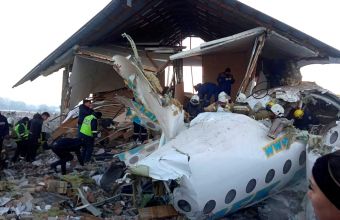 Στα δυο κόπηκε το αεροσκάφος στο Καζακστάν - Τι έσωσε τους 60 επιβάτες (pics, vid)