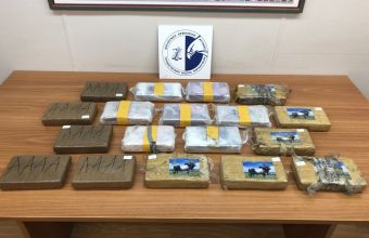 Βρέθηκαν 22 κιλά κοκαΐνη σε φορτηγό που έφτασε στην Ελλάδα από την Ιταλία (vid, pics)