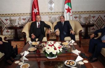 Ψάχνει για συμμάχους ο Ερντογάν: Στην Αλγερία Τσαβούσογλου αλλά και ο Σάρατζ
