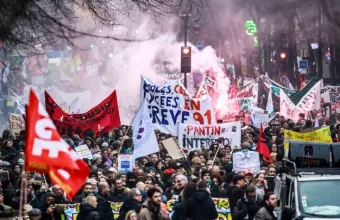 Γαλλία: Διευρύνεται το απεργιακό κύμα- Οι κρούσεις Μακρόν για συμβιβασμό