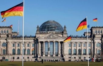 Times: «Μπλόκο» σε Βρετανούς τουρίστες θέλει το Βερολίνο- Η πρόταση της Μέρκελ