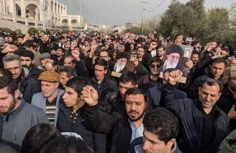 Ιράν - φόνος Σουλεϊμανί: Ιρανοί διαδηλώνουν κατά των ΗΠΑ σε εκατοντάδες πόλεις