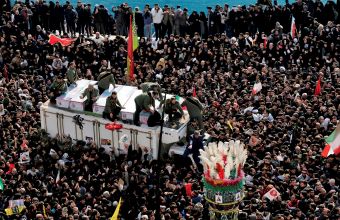 Ιράν: Η σορός του Σουλεϊμανί αφίχθη στη γενέτειρά του Κερμάν για την ταφή του (vid)