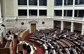 Βουλή: Στα «χαρακώματα» Μηταράκης - ΣΥΡΙΖΑ για το μεταναστευτικό