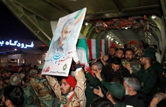 Φόρος Τιμής: Χιλιάδες κόσμου στο κέντρο της Τεχεράνης για τον Σουλεϊμανί
