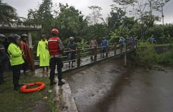 Τραγωδία στην Ινδονησία: Ένδεκα έφηβοι πνίγηκαν κατά τη διάρκεια μιας εκδρομής 
