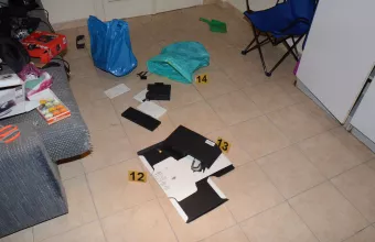 Διαμέρισμα Τοξοβόλου: Με μαύρη κουκούλα και για 60 ευρώ η πρόσληψη του καθαριστή (pics)