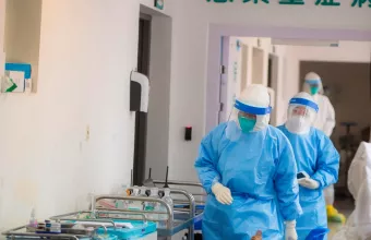 Γιατί οι γιατροί στη Γουχάν φοράνε πάνες ακράτειας ενηλίκων