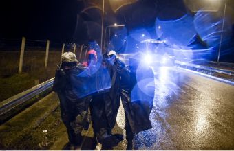 Συναγερμός στον Έβρο: Ένταση και ολονύχτια μάχη των ελληνικών αρχών στα σύνορα (vid)