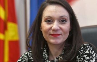 Αποπέμφθηκε η υπουργός της Β. Μακεδονίας που επανέφερε πινακίδα με το προηγούμενο όνομα