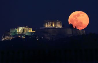 Πράγματι υπερπανσέληνος: Εντυπωσιακές φωτογραφίες από το oλόγιομο φεγγάρι!