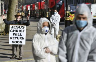 Kορωνοϊός - Βρετανία: Πάνω από 41.000 οι νεκροί - «Θα ήταν οι μισοί με πιο γρήγορο lockdown» 