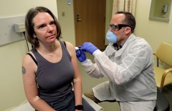 ΗΠΑ: Χορηγήθηκε η πρώτη δόση του πειραματικού εμβολίου κατά του κορωνοϊού σε εθελοντή