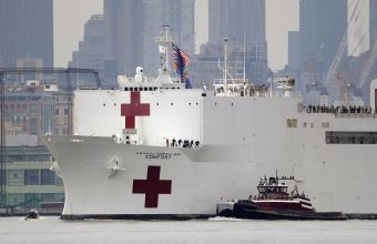 Κορωνοϊός - ΗΠΑ: Έφθασε στη Νέα Υόρκη στρατιωτικό πλωτό νοσοκομείο με 1000 κλίνες
