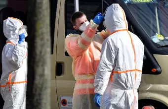 Έρευνα: Η πρόωρη άρση μέτρων μπορεί να πυροδοτήσει 2ο κύμα του κορωνοϊου το καλοκαίρι
