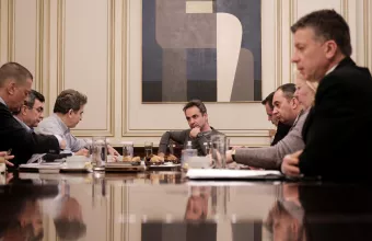 Ευρεία σύσκεψη υπό τον πρωθυπουργό για την κατάσταση σε Έβρο και νησιά