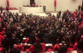 Τουρκική Βουλή: Άγριο ξύλο με μπουνιές και κλωτσιές για προσβολή του Ερντογάν (VIDEO)