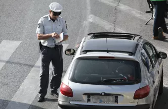 Δεκάδες πρόστιμα για κόντρες σε μπλόκο της Τροχαίας στην παραλιακή 