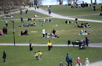 Σουηδία: Απλώνουν κοπριά στα πάρκα για να απομακρύνουν τους «γλεντζέδες»