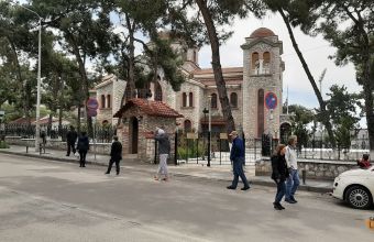 Πιστοί περιμένουν έξω από εκκλησίες στη Θεσσαλονίκη, παρά τις απαγορεύσεις (ΦΩΤΟ -ΒΙΝΤΕΟ)