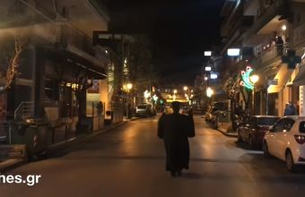 Θεσσαλονίκη: Κατανυκτική ατμόσφαιρα - Ιερέας βγήκε μόνος στο δρόμο για το Χριστός Ανέστη (video)