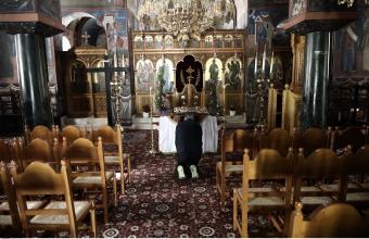 Εκκλησίες: «Έσπασαν» την καραντίνα - Άνοιξαν τις πόρτες και μπήκαν πιστοί να προσκυνήσουν 