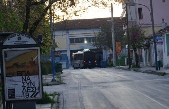Λάρισα: Ισχυρές αστυνομικές δυνάμεις για την καραντίνα μετά τα 20 κρούσματα σε οικισμό Ρομά 