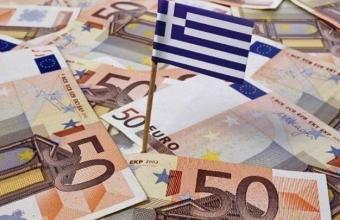 Χαρτονομίσματα των 50 ευρώ και η ελληνική σημαία.