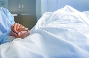 Συγκίνηση: Ασθενής με κορωνοϊό παντρεύεται στο νοσοκομείο λίγες ώρες πριν πεθάνει