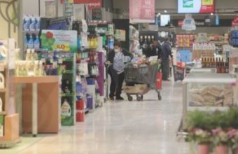 Κορωνοϊός: Ουρές στα σούπερ μάρκετ- Παρατέινεται μέχρι 20:30 το ωράριο