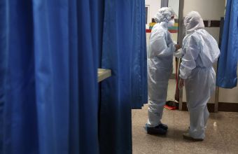 Κορωνοϊός-Βαλκάνια: Στα πρόθυρα της κατάρρευσης οι γιατροί και τα νοσοκομεία 