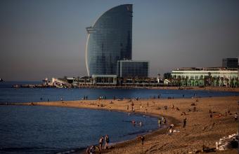 Ήλιος, θάλασσα, αλλά όχι τσιγάρο στην Ισπανία: Η Βαρκελώνη απαγορεύει το κάπνισμα στις παραλίες της