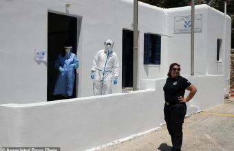 Daily Mail: Με λέμβους, GPS και ψυγεία μάχονται τον κορωνοϊό οι γιατροί στα ελληνικά νησιά 