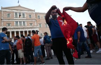 Το ελληνικό ΥΠΕΞ καταδικάζει το κάψιμο της τουρκικής σημαίας στο Σύνταγμα