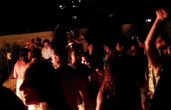 Έξαλλο Πάρτι κατά του κορωνοϊού στη Μύκονο: Φωτιές, συνωστισμός και επέμβαση των αρχών (vid)