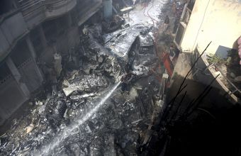 Πακιστάν: Σκηνές χάους από τη συντριβή του αεροσκάφους – Ισοπεδωμένη γειτονιά (pics - vids)