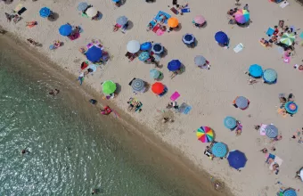 «Καμπανάκι» ΑΠΘ: Ο κορωνοϊός πάει παραλία τα σαββατοκύριακα (πίνακες)