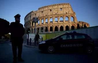Ιταλός αστυνομικός έξω από το Κολοσαίο