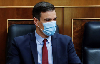 Ισπανία: Με μάσκα και κρατώντας αποστάσεις στην προεκλογική εκστρατεία ο Σάντσεθ 