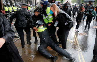 Βρετανία: 14 αστυνομικοί τραυματίστηκαν στις αντιρατσιστικές διαδηλώσεις