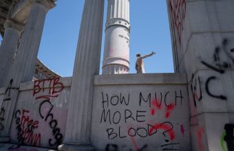 Σε κώμα διαδηλωτής στη Βιρτζινια – Χτύπησε κατά την αποκαθήλωση αγάλματος (pics)