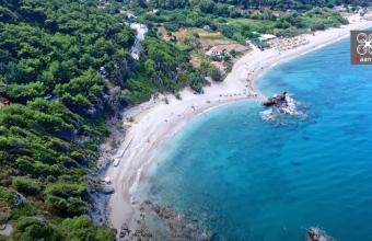 Η πανέμορφη παραλία με το κατάφυτο φαράγγι και τους καταρράκτες, στην άκρη της Ελλάδας