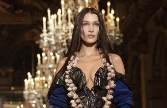 Bella Hadid: Κυκλοφορεί την πρώτη της συλλογή ρούχων