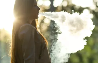 Το ηλεκτρονικό τσιγάρο και οι κίνδυνοι που κρύβονται για την υγεία των εφήβων 