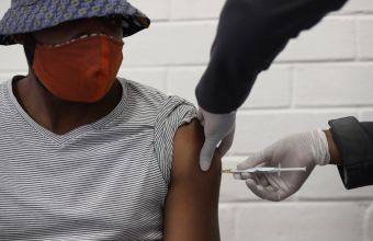 Εμβόλιο Οξφόρδης: Οι τρεις παράγοντες που θα καθορίσουν αν θα διατεθεί έως το τέλος του 2020